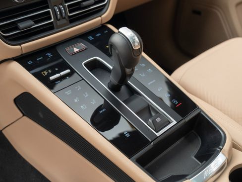 Certified 2025 Porsche Macan image 26