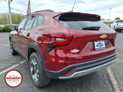 Used 2025 Chevrolet Trax LT FWD image 5