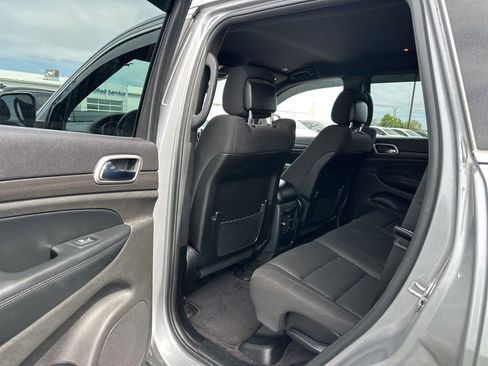 Used 2018 Jeep Grand Cherokee Laredo AWD/4WD image 22