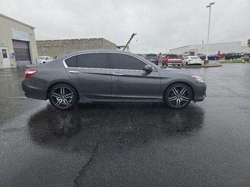 Used 2017 Honda Accord Touring image 10