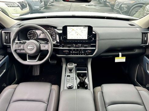 Used 2025 Nissan Pathfinder SL AWD/4WD image 19