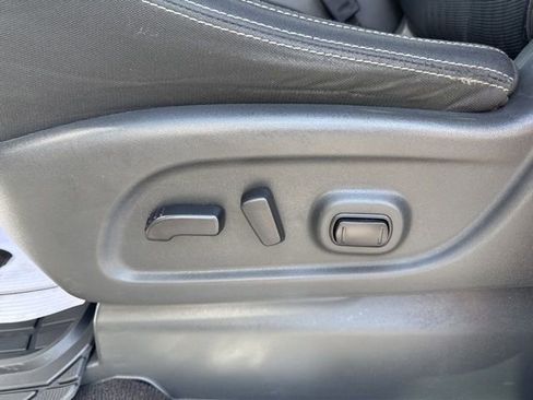 Used 2017 Nissan Titan SV AWD/4WD image 17