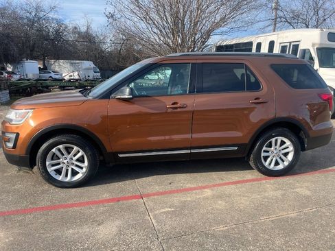Used 2017 Ford Explorer XLT w/ Equipment Group 202A FWD image 3