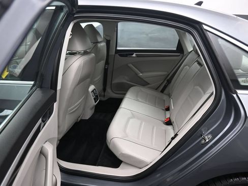 Used 2017 Volkswagen Passat 1.8T SE FWD image 32