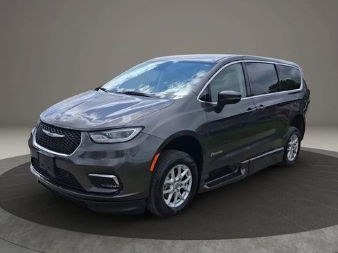 Used 2023 Chrysler Pacifica Touring-L FWD image 4