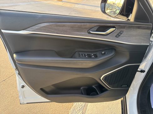 Used 2022 Jeep Grand Cherokee Limited w/ Luxury Tech Group II image 15