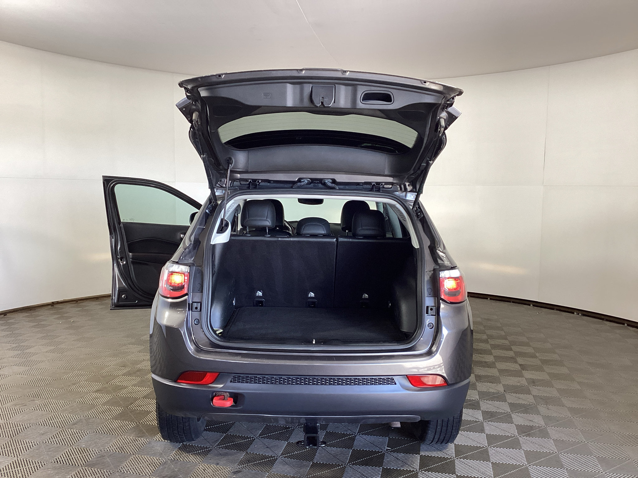 Used 2018 Jeep Compass Trailhawk w/ Leather Interior Group AWD/4WD image 32