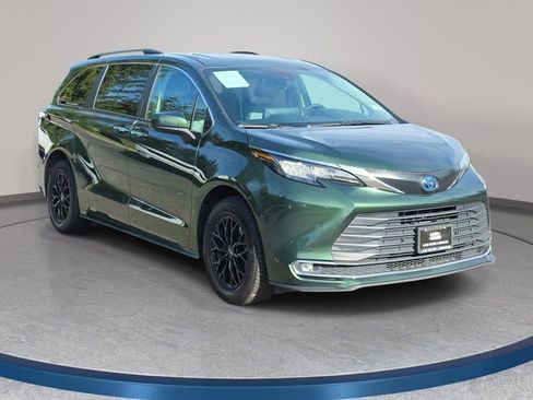 Used 2022 Toyota Sienna XLE image 4