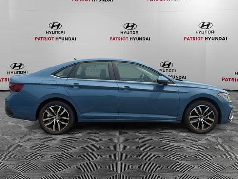 Used 2025 Volkswagen Jetta SE FWD image 2