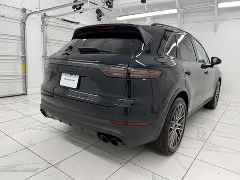 Certified 2023 Porsche Cayenne Platinum Edition image 12