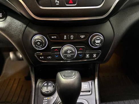 Used 2019 Jeep Cherokee Trailhawk AWD/4WD image 18
