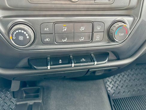 Used 2019 Chevrolet Silverado 1500 Custom w/ Custom Convenience Package AWD/4WD image 24