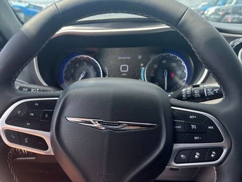 Used 2025 Chrysler Pacifica Select AWD/4WD image 2