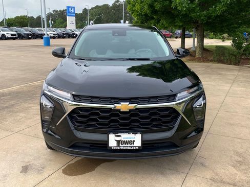 Used 2024 Chevrolet Trax LS w/ LS Convenience Package image 2