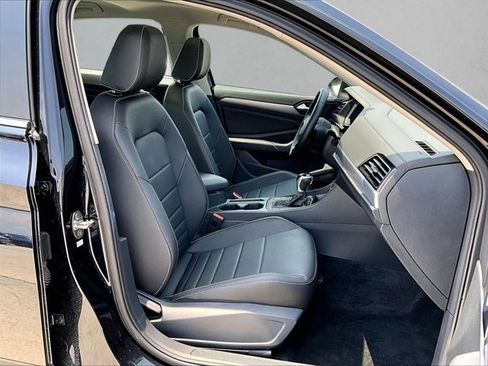 Used 2023 Volkswagen Jetta SE w/ Panoramic Sunroof Package FWD image 9
