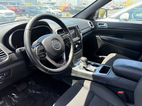 Used 2019 Jeep Grand Cherokee Laredo RWD image 16