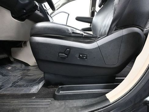 Used 2013 Chrysler Town & Country Touring image 19