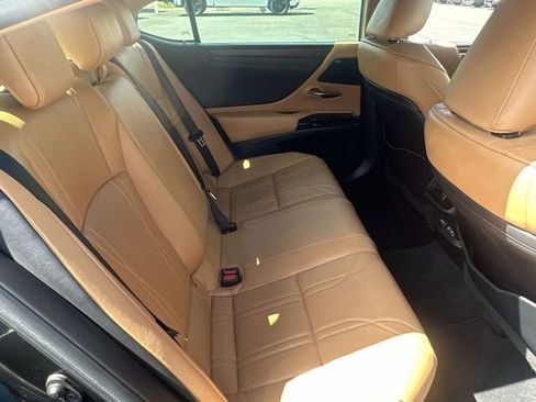 Used 2022 Lexus ES 300h w/ Accessory Package image 28