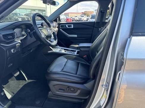 Used 2022 Ford Explorer XLT w/ Equipment Group 202A AWD/4WD image 25