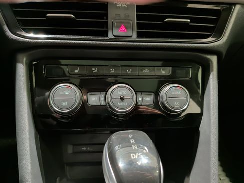 Used 2024 Volkswagen Taos SE w/ Panoramic Sunroof Package image 18