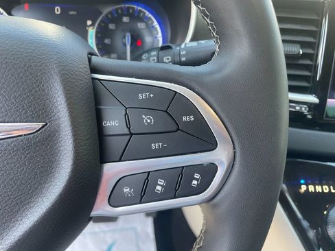 Used 2023 Chrysler Pacifica Touring-L FWD image 17