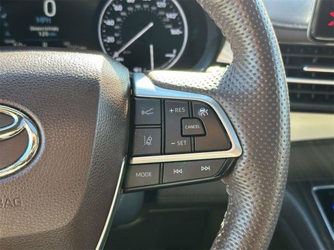 Used 2023 Toyota Sienna Platinum image 10