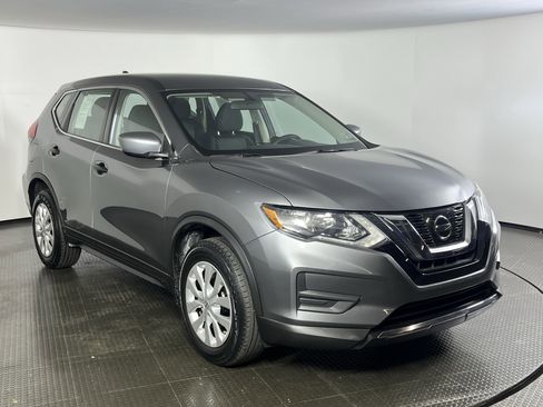 Used 2017 Nissan Rogue S image 2