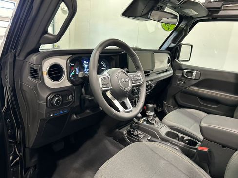 Used 2025 Jeep Wrangler Unlimited Sahara w/ Safety Group image 16