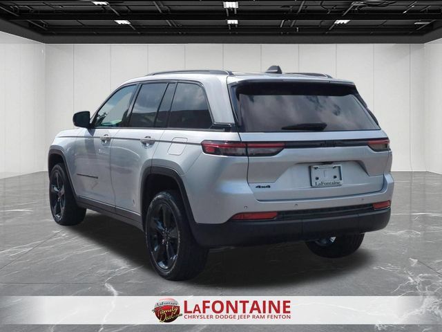 Used 2024 Jeep Grand Cherokee Altitude AWD/4WD image 3