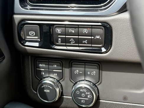 Certified 2025 GMC Yukon AT4 w/ AT4 Premium Package AWD/4WD image 31