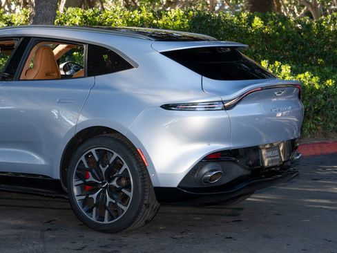 Used 2021 Aston Martin DBX image 10