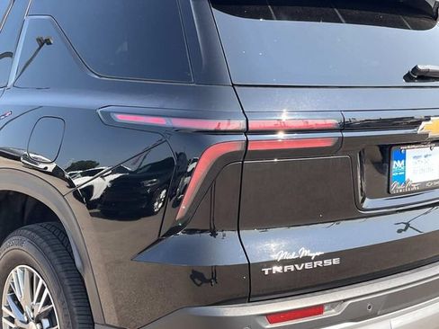 Certified 2025 Chevrolet Traverse LT FWD image 11