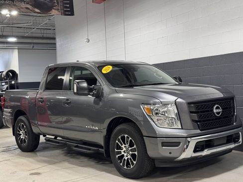 Used 2024 Nissan Titan SV w/ SV Convenience Package image 2