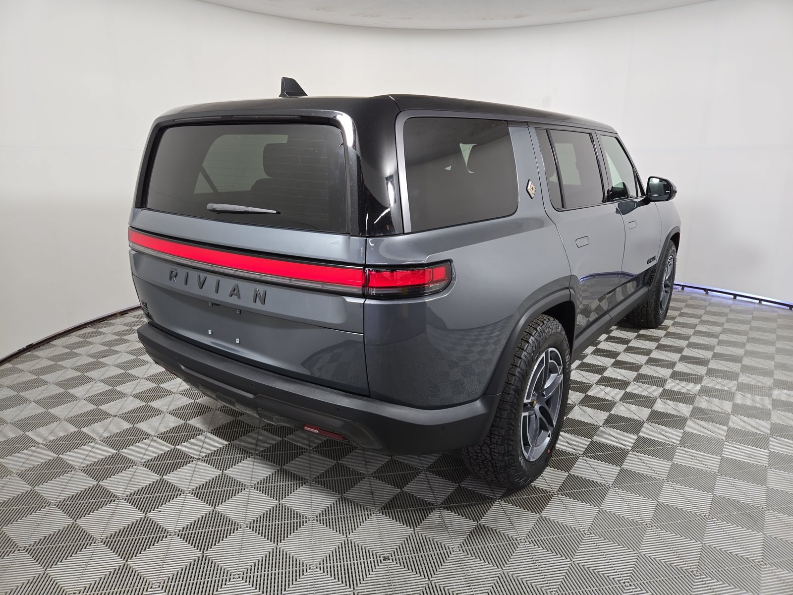 Used 2025 Rivian R1S Adventure Dual AWD/4WD image 5