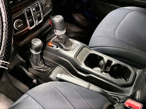 Used 2020 Jeep Wrangler Unlimited Sahara image 17