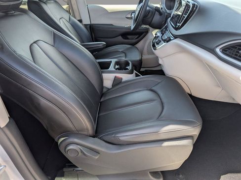Used 2024 Chrysler Pacifica Touring-L FWD image 37