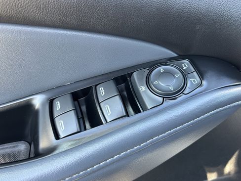 Used 2023 Buick Enclave Essence image 18