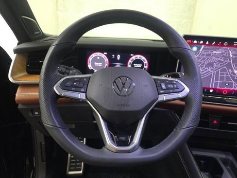 Used 2025 Volkswagen Tiguan SEL R-Line image 13