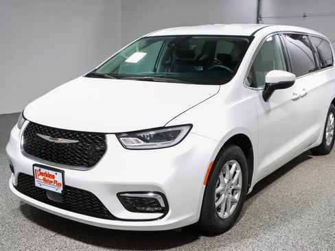 Used 2023 Chrysler Pacifica Touring-L FWD image 32