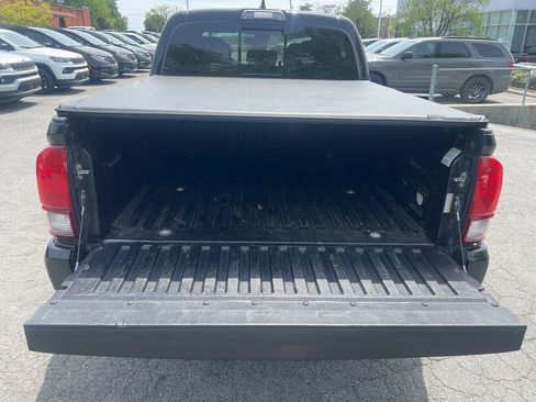 Used 2019 Toyota Tacoma TRD Sport image 12