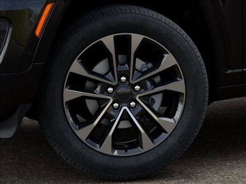 New 2025 Jeep Grand Cherokee Overland w/ Luxury Tech Group IV AWD/4WD image 8