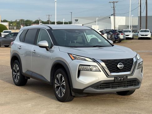 Used 2023 Nissan Rogue SV image 3