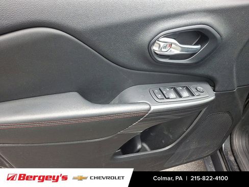 Used 2015 Jeep Cherokee Trailhawk w/ Leather Interior Group AWD/4WD image 13