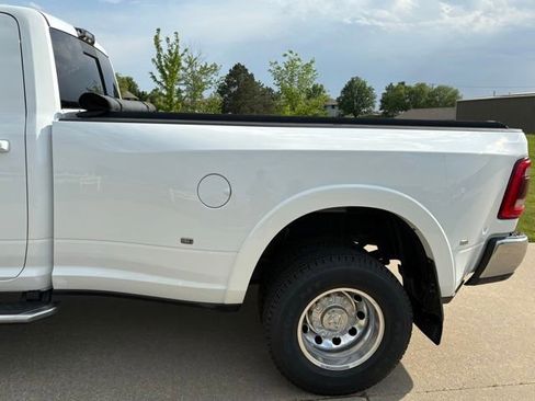 Used 2022 RAM 3500 Laramie w/ Chrome Appearance Group AWD/4WD image 7