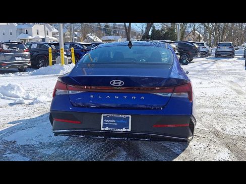 Certified 2025 Hyundai Elantra SE image 7