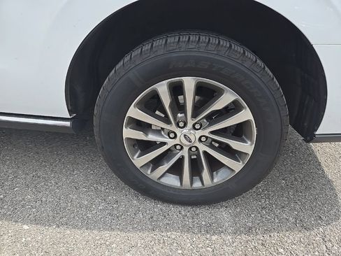 Used 2018 Ford Expedition Limited w/ Equipment Group 301A AWD/4WD image 12