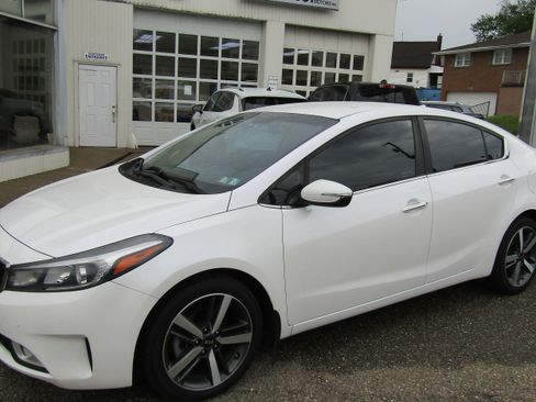 Used 2017 Kia Forte EX image 2