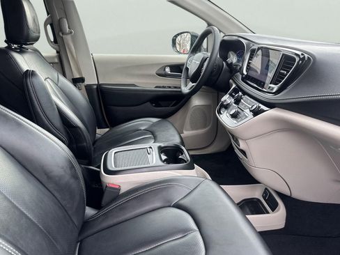 Used 2024 Chrysler Pacifica Select image 20