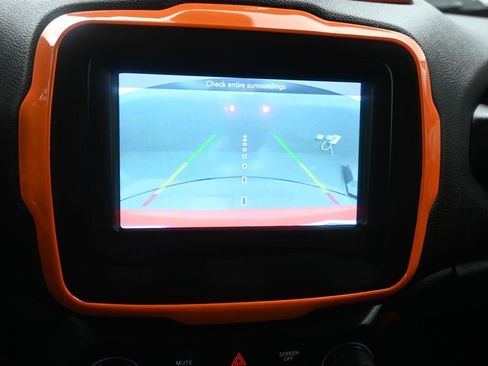 Used 2018 Jeep Renegade Altitude w/ Cold Weather Group FWD image 15
