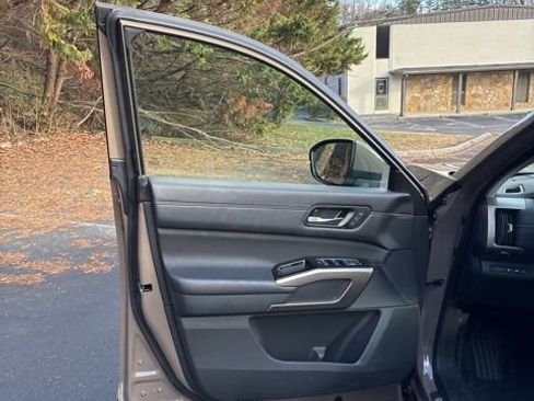 Used 2024 Nissan Pathfinder Platinum image 11